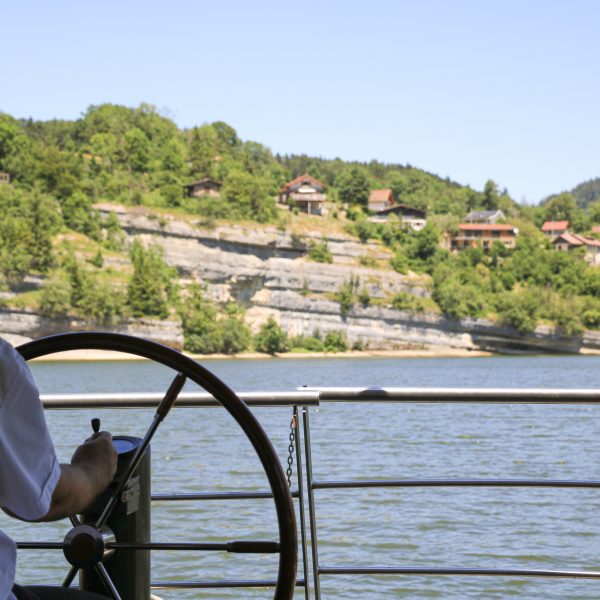 Bassins du Doubs, rivière bateaux saut du Doubs vallée falaises Pays Horloger