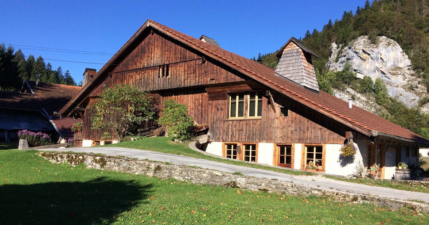 ferme tuyé cheminée architecture typique haut doubs jura pays horloger