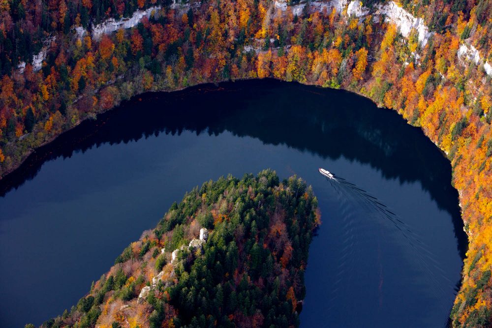 saut du doubs automne, bassins, bateau falaises doubs jura pays horloger