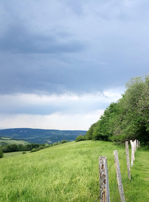 Montaigu-eductour2019©JulieMigeon (31) Wanderblick zum Aussichtspunkt Montaigu Valoreille pays horloger Doubs Jura