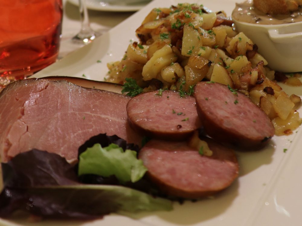 saucisse morteau plat restaurant fumé spécialité