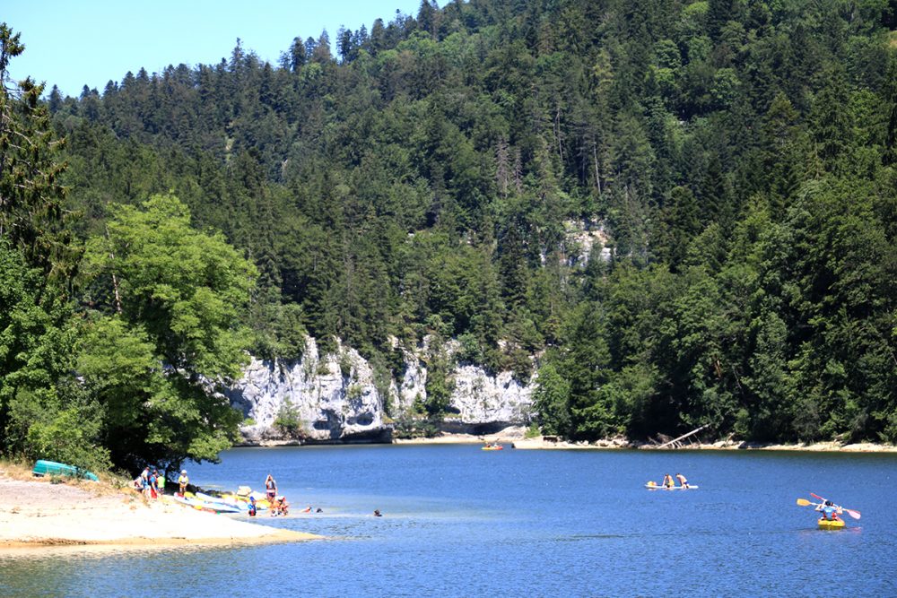 kanoën op de rivier de Doubs vallei kloven pays horloger Jura