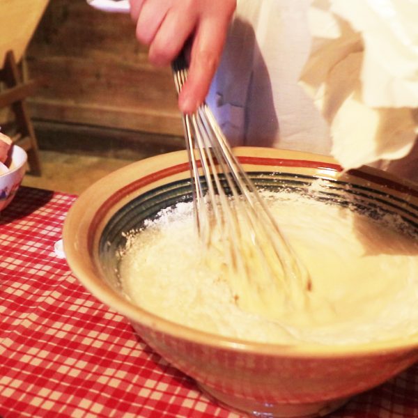 crapés_etape4farinervb typisches Crêpe-Rezept pays horloger Gastronomie im Haut-Doubs-Jura