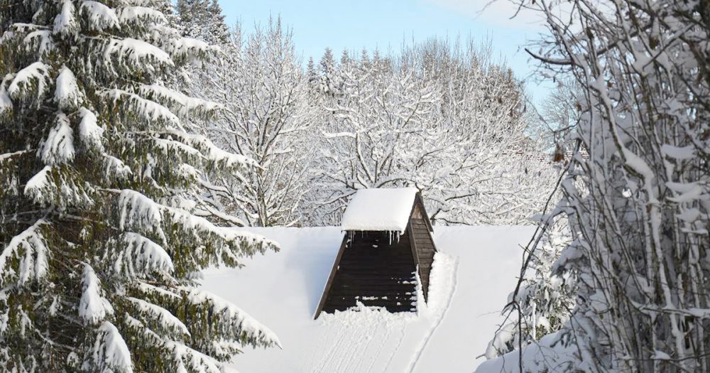 fermes comtoises tuyés typique montagnes du jura cheminée pays horloger doubs