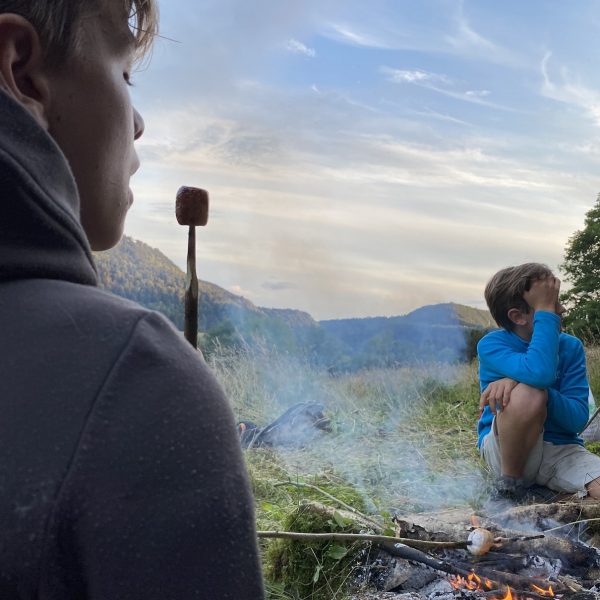 im sommer nehmen sie sich zeit lagerfeuer grillen natur familie sommer