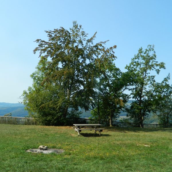 rocher du bourbet table pique-nique pays horloger doubs jura