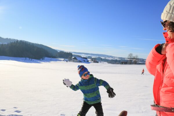 hiver neige jeux boule de neige pays horloger