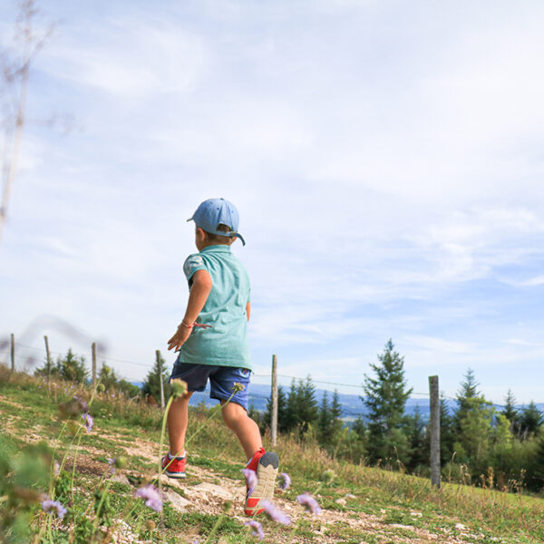 enfant courir rando point de vue pays horloger