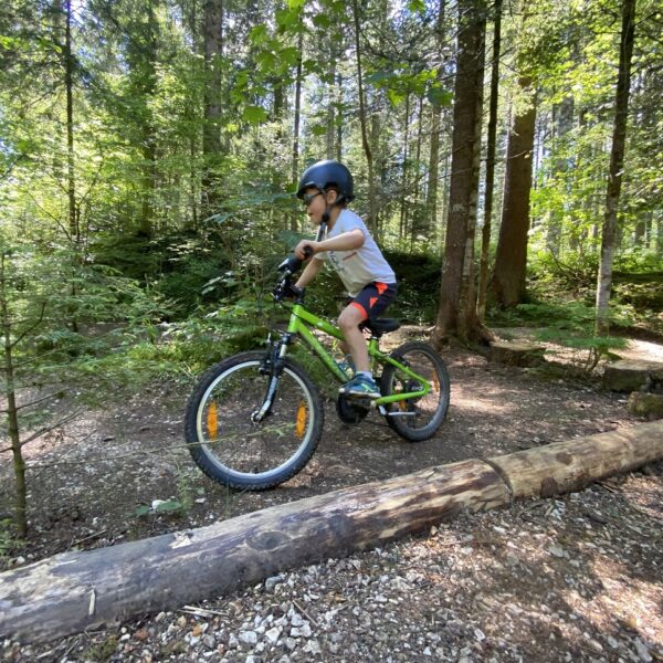 mountainbike-activiteiten voor kinderen Maniapark Combe Saint Pierre pays horloger