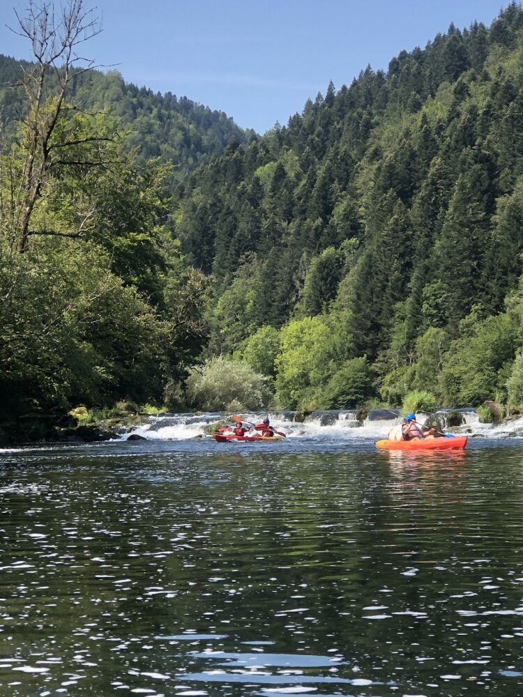 activités avec l'eau canoe doubs locations goumois famille pays horloger jura