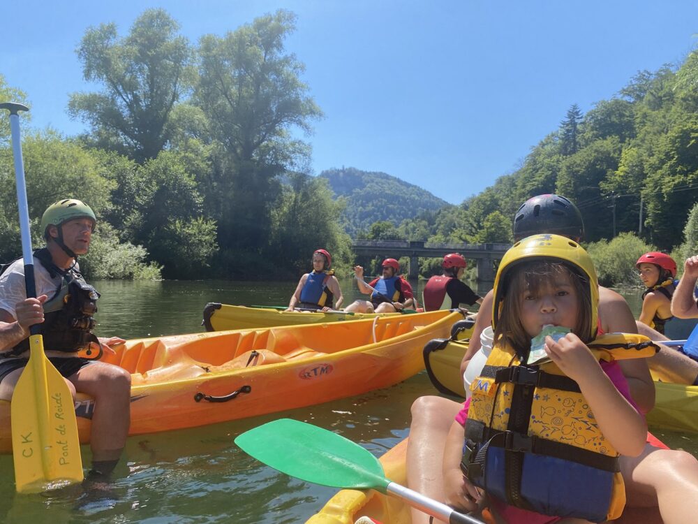 Kanu-Doubs-Abfahrt in Begleitung eines Doubs-Instruktors für Kinder pays horloger Sommerunterhaltung