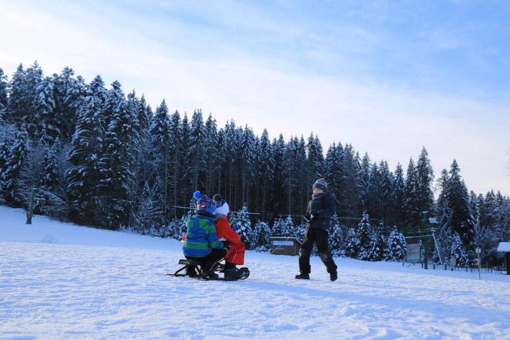kinder rodeln schnee spiele winter pays horloger schwört