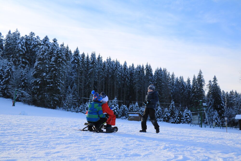 luge enfants jeux neige hiver pays horloger jura