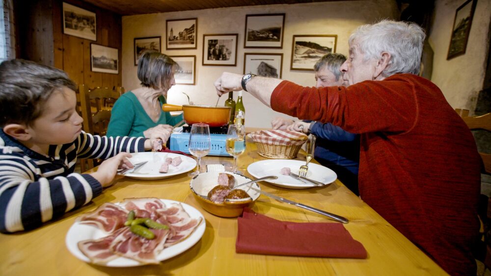 restaurants plats cuisine locale fondue pays horloger restaurants montagne