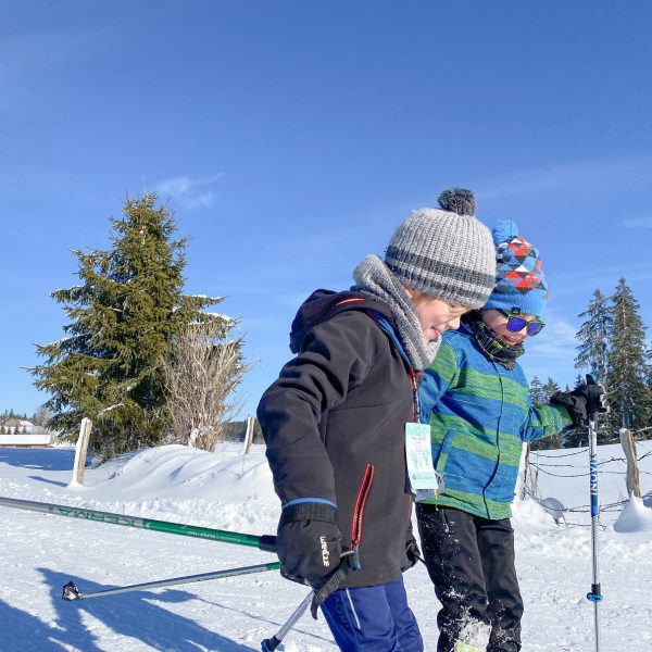 les bons plans de débuter en ski de fond enfants neige hiver pays horloger