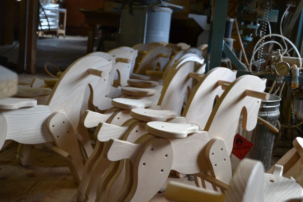 wood workshop horse Christmas sage pays horloger