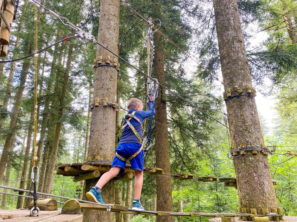 accrobranche enfants avec les tout-petits activtiés printemps pays horloger