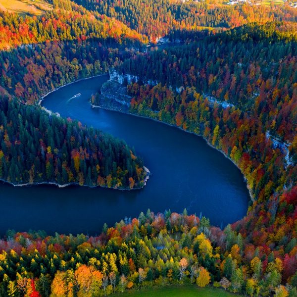 Bassins_du_doubs©AerodyneFrance-r Herbstliche Doubs-Becken pays horloger Nationalpark Juragebirge ©AerodyneFrance