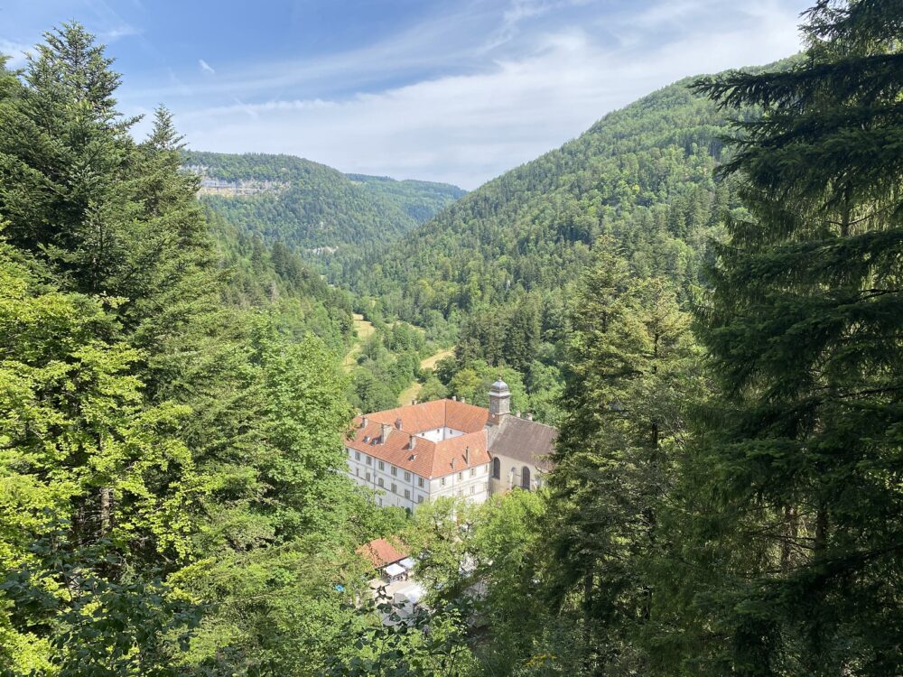 Wandeling naar het natuurklooster bij het uitkijkpunt Troostvallei pays horloger