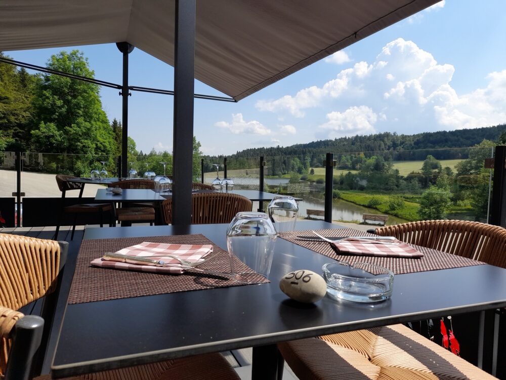 terras restaurant Étang du moulin bonnetage horlogemakerij land zomer