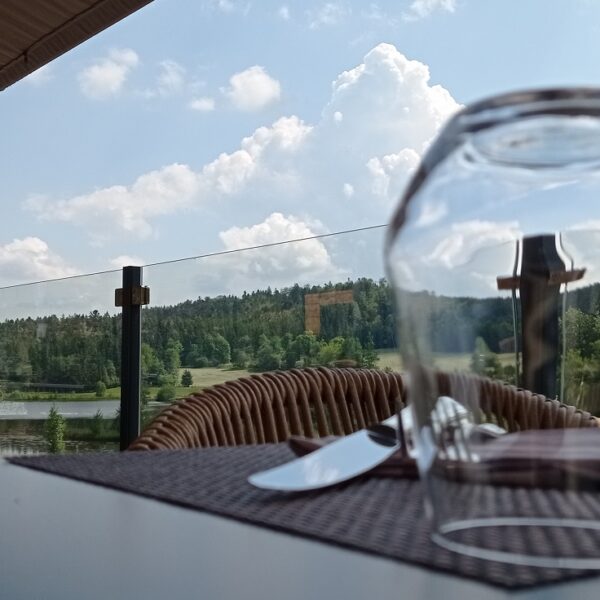 Etangdumoulin©juliemigeon_otph (5)r terras restaurant Étang du moulin bonnetage horlogemakerij land zomer