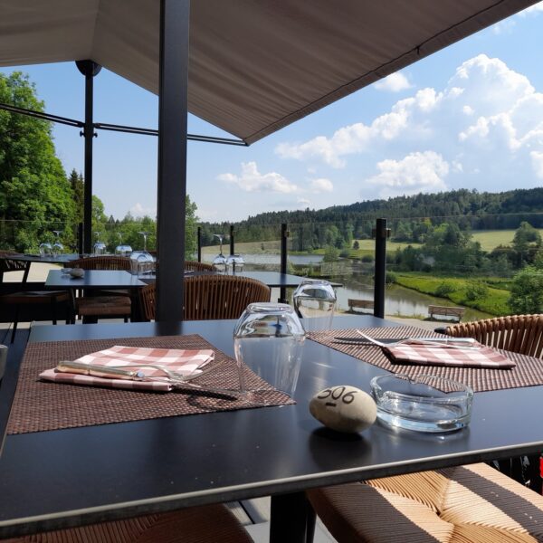 terrasse restaurant ETang du moulin bonnetage pays horlogre été