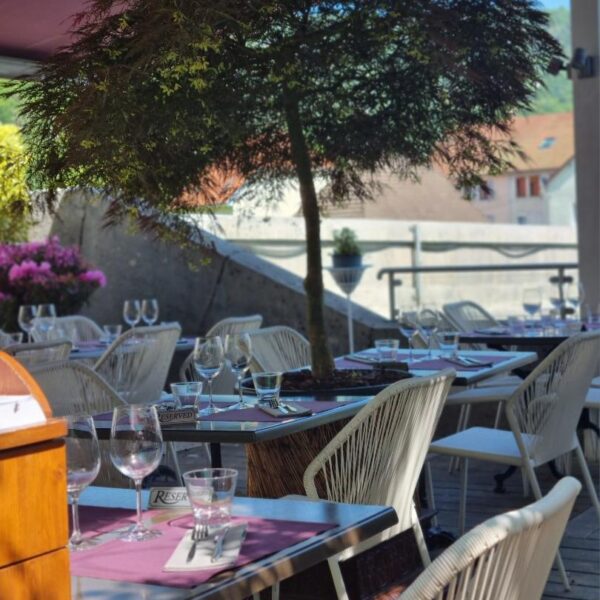 LeSaintHippolyte©AlexandreGuigon (3) zomerrestaurantterras in Saint-Hippolyte pays horloger