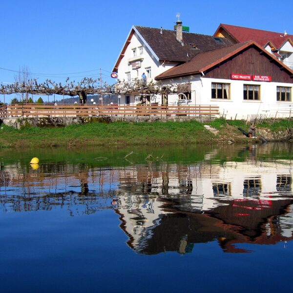 lescygnes_SI1©hotel-restaurantlescygnes-r Terrasrestaurants zomer de zwanen villers le lac bassins doubs pays horloger