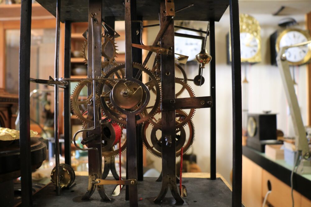 clock watchmaker workshop artisan visit movement pendulum pays horloger