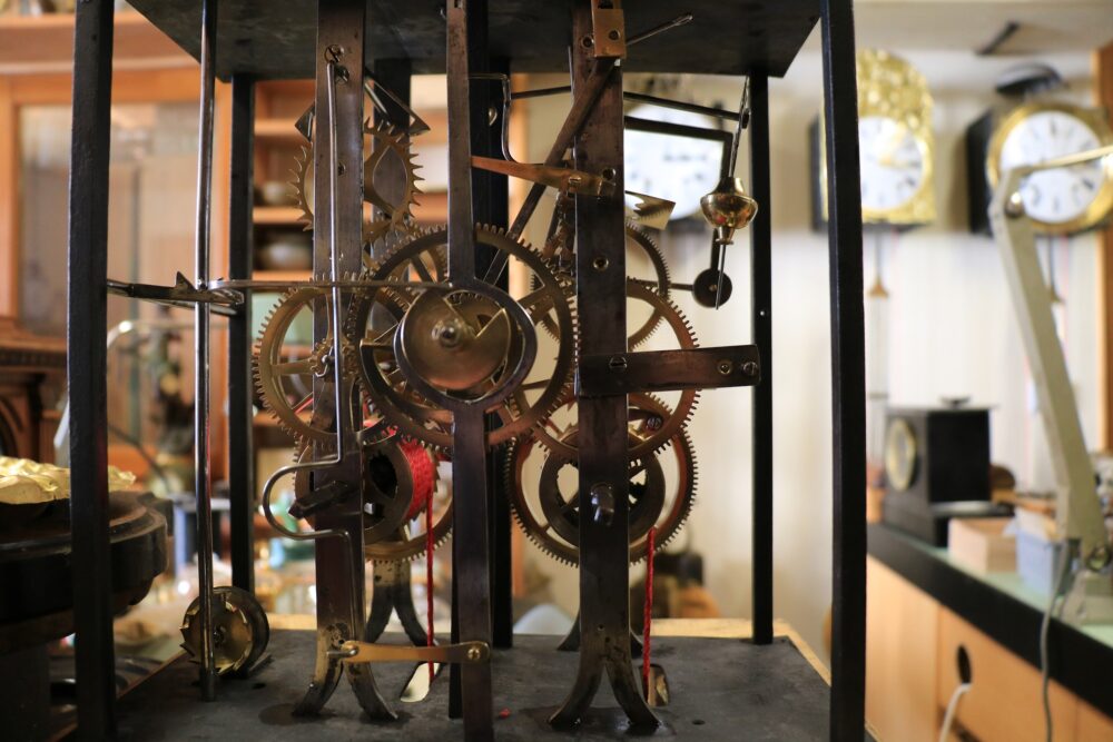horloge orlogeur atelier artisan visite mouvement pendule pays horloger