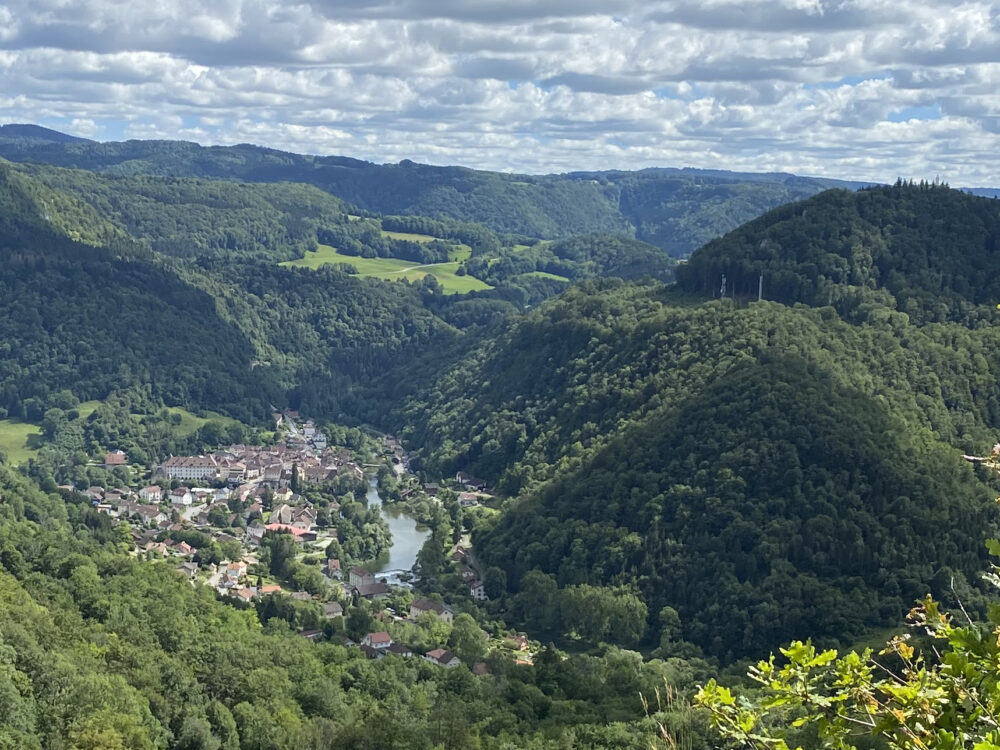 Uitzicht op de valleien en rivieren van Saint-Hippolyte pays horloger