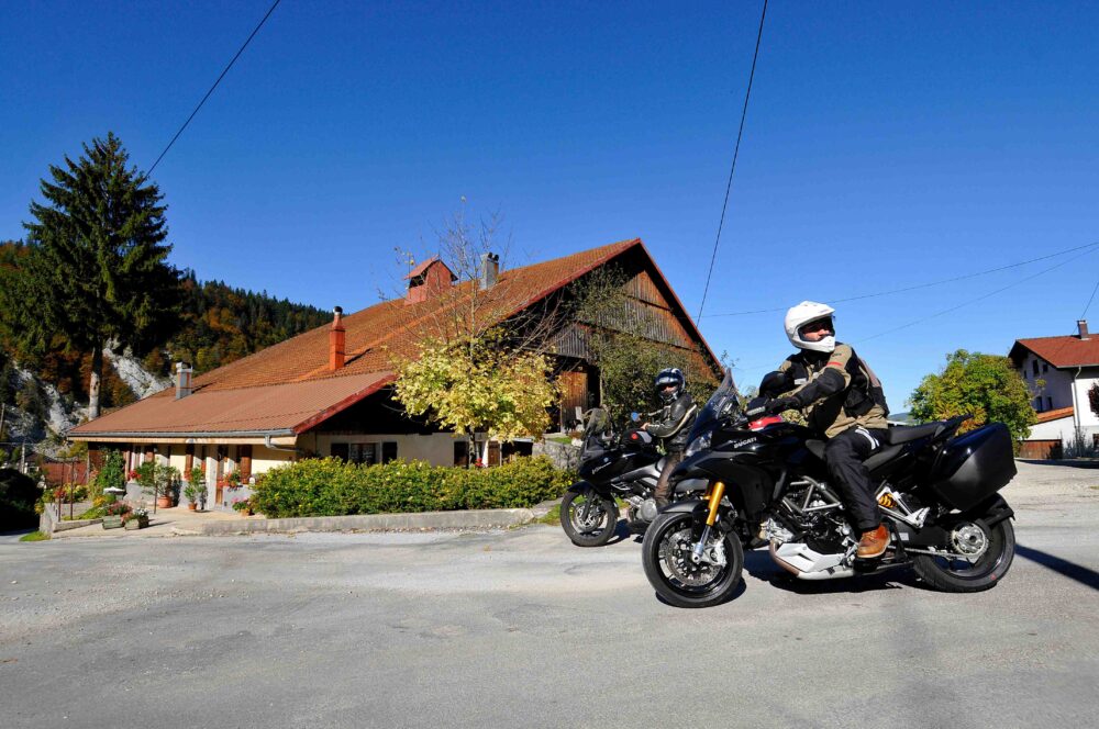 motards road trip moto ferme comtoise pays horloger