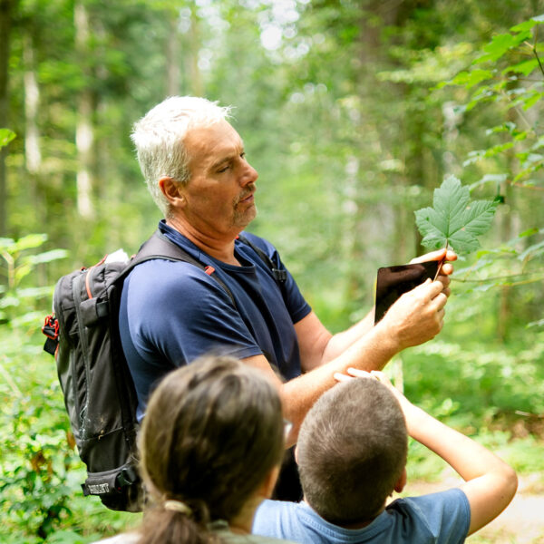 Patrick_Bruot_foret_accompagnement_enfants6©IlEtaitUnFilm Patrick, hiking, nature walk, forest guide pays horloger