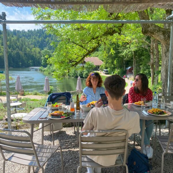 terrasse restaurant saut du doubs labsinthe repas pays horloger