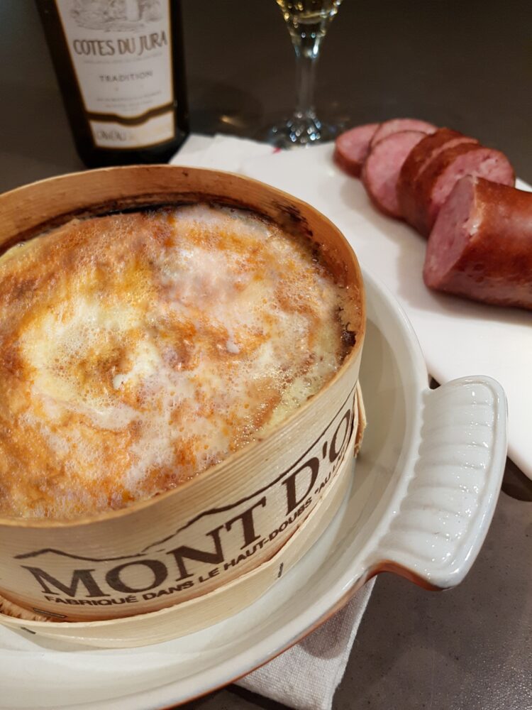 mont d'or chaud repas saucisse fromage pays horloger