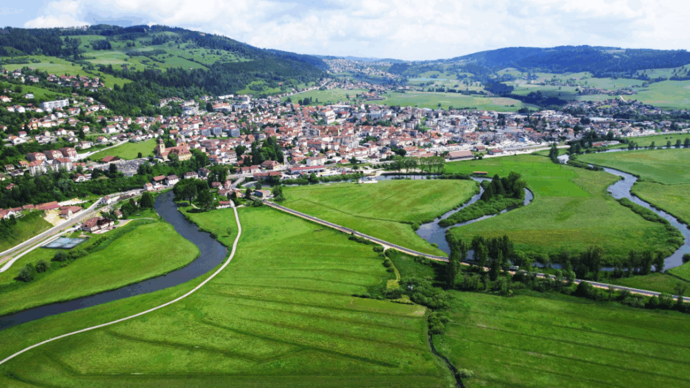 Morteau stad, vallei, kronkel, Doubs, natuur