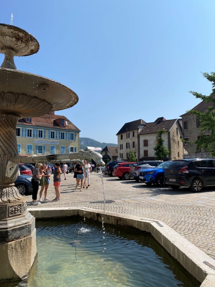 saint-hippolyte cité caractère patrimoine fontaine place