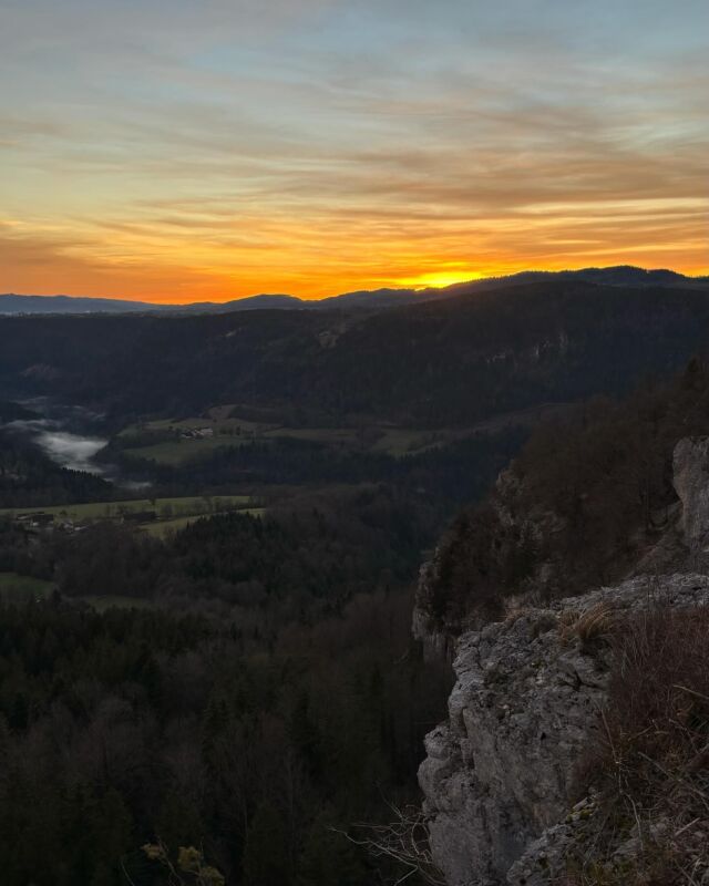 Même sans la neige, nos paysages restent magnifiques, à l'image de ce splendide coucher de soleil à la Roche du Miroir 🌅

#payshorloger #tasmeilleurtemps #pnrdoubshorloger #visitdoubs #doubstourisme #montagnesdujura #bourgognefranchecomte_tourisme #sortezchezvous