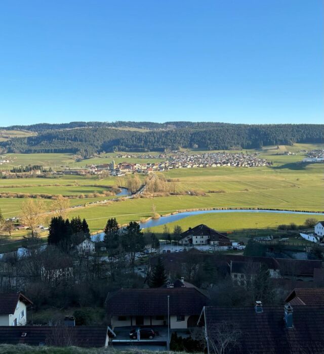 Le printemps pointe le bout de son nez en @payshorloger 🌞🌲🌳 

Profitez-en pour faire le plein de vitamines D☀️

#payshorloger #tasmeilleurtemps #pnrdoubshorloger #doubstourime #visitdoubs #montagnesdujura #bourgognefranchecomte_tourisme #sortezchezvous #valdemorteau